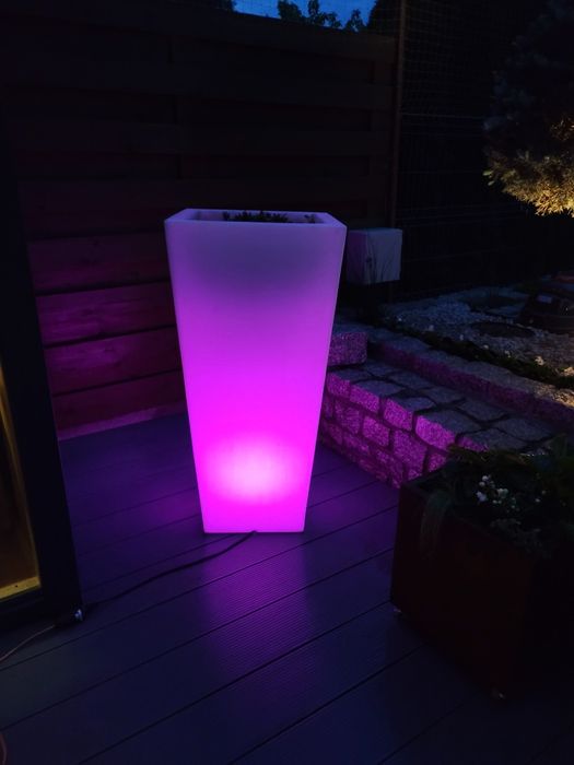 Wysoka biała donica led 110x50