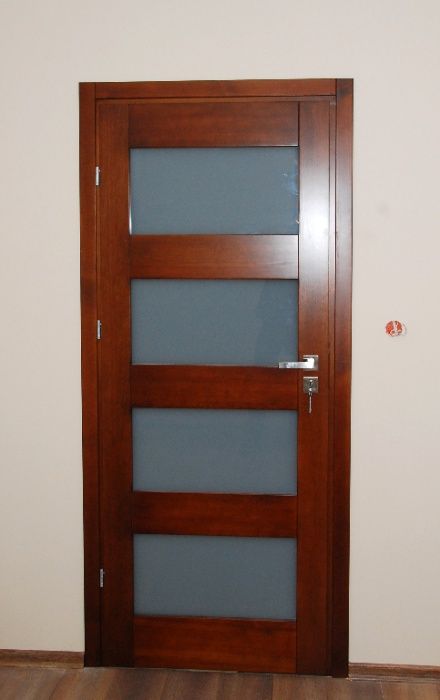 Drzwi wewnętrzne drewniane z montażem w4