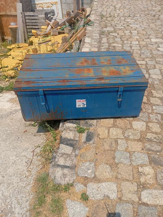 Vendo este baú muito bonito bom estado em xapa