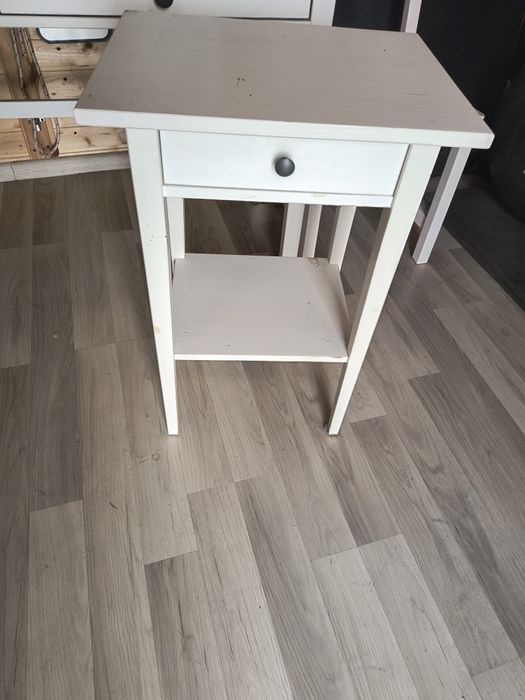 Stolik, półki Ikea.