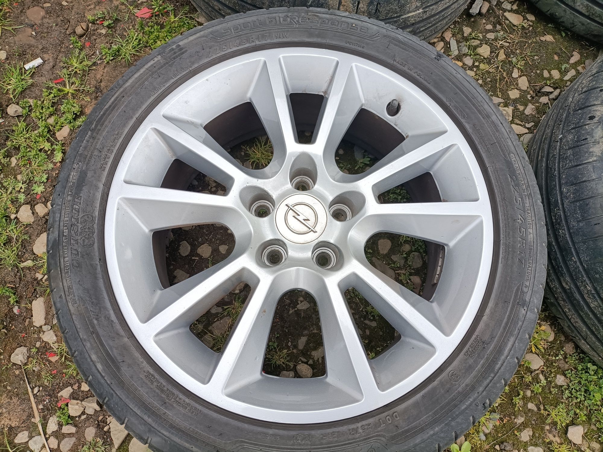 Felgi 17' Opel Astra H, Vectra C, Zafira B 5x110 ET35 z oponami Dunlop