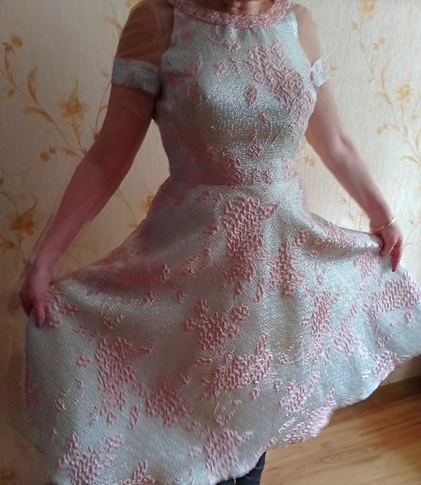 Нарядное необычайной красоты платье