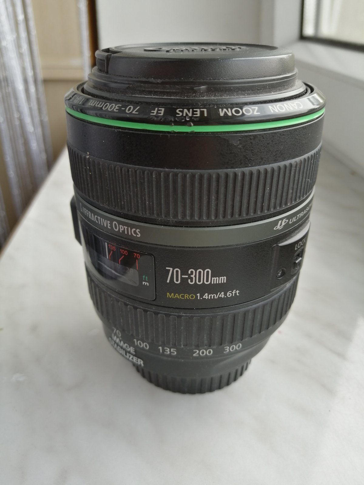 Canon zoom lens EF 70-300mm 1:4.5-5.6 DO IS USM