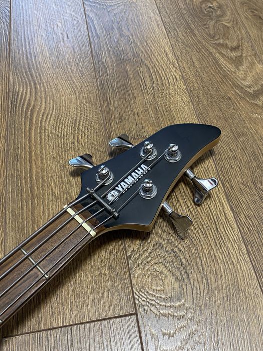 Бас-гітара Yamaha