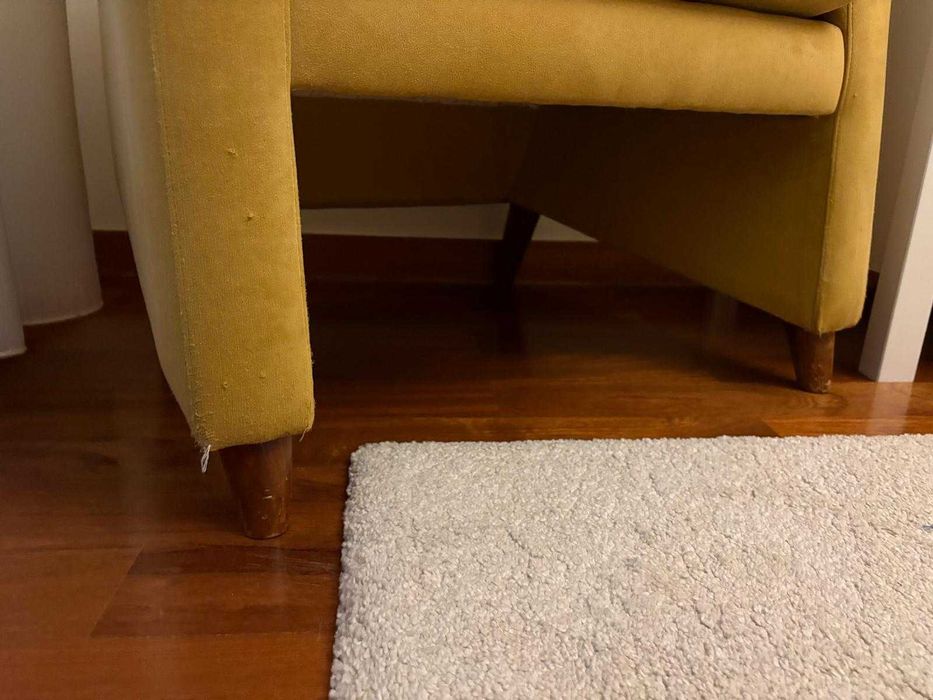 Poltrona de madeira estofada