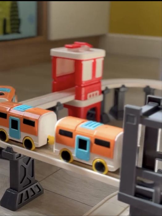 Іграшковий потяг поїзд трек парковка