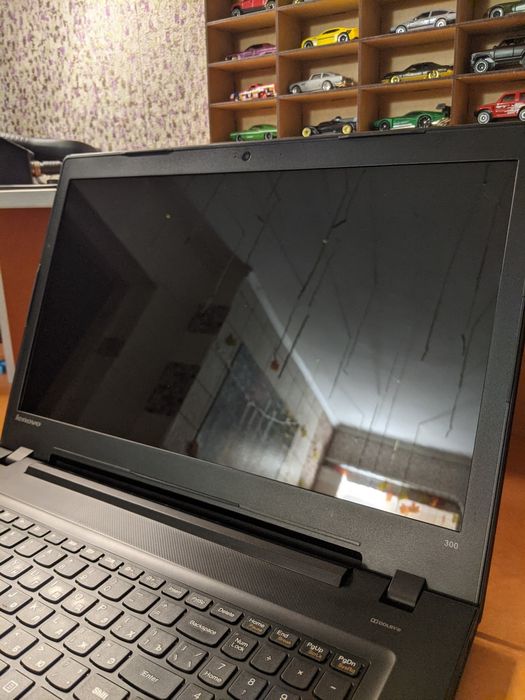 Lenovo 17.3"/Core i5/Бат 3год/AMD R5 M330 2gb/SSD 500gb/RAM 12/Хороший