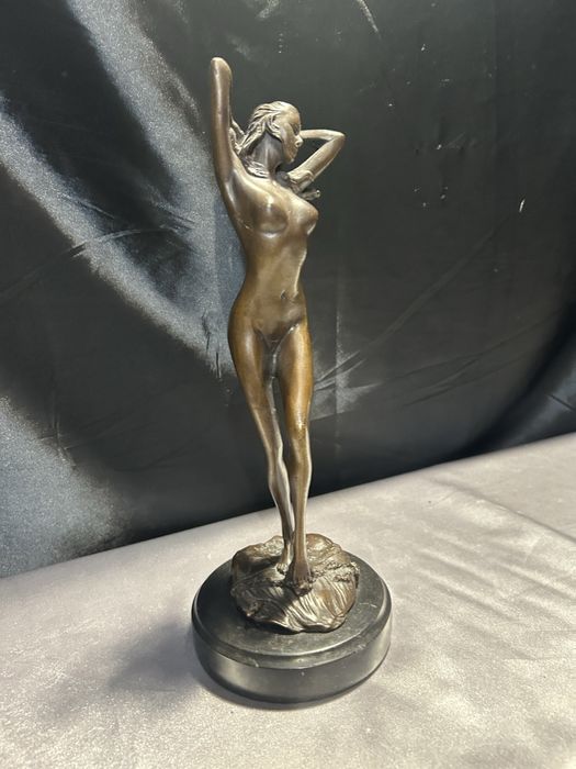 Akt Kobiety w Wyrafinowanej Pozycji brąz