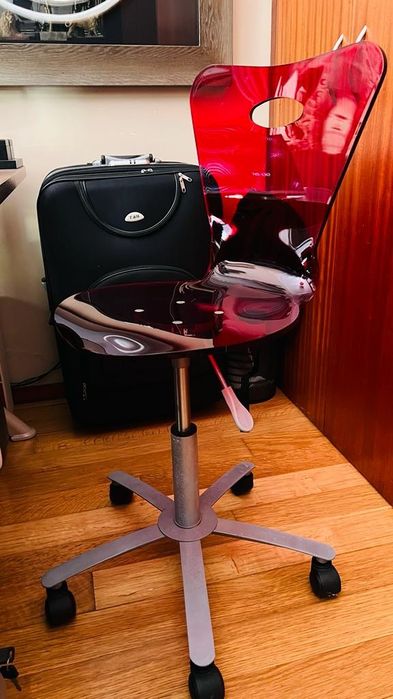 Cadeira em acrílico