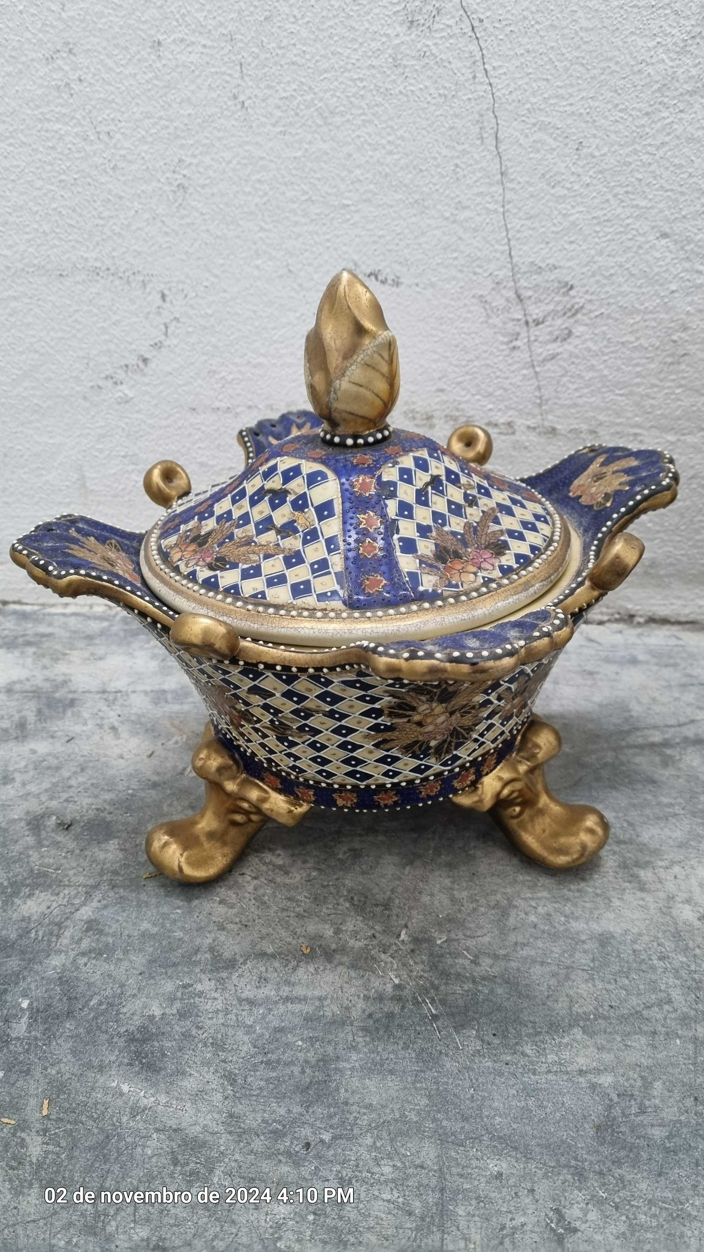 Terrina chinesa branca e azul com detalhes dourados