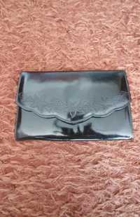 Czarna elegancka torebka kopertówka z paskiem błyszcząca