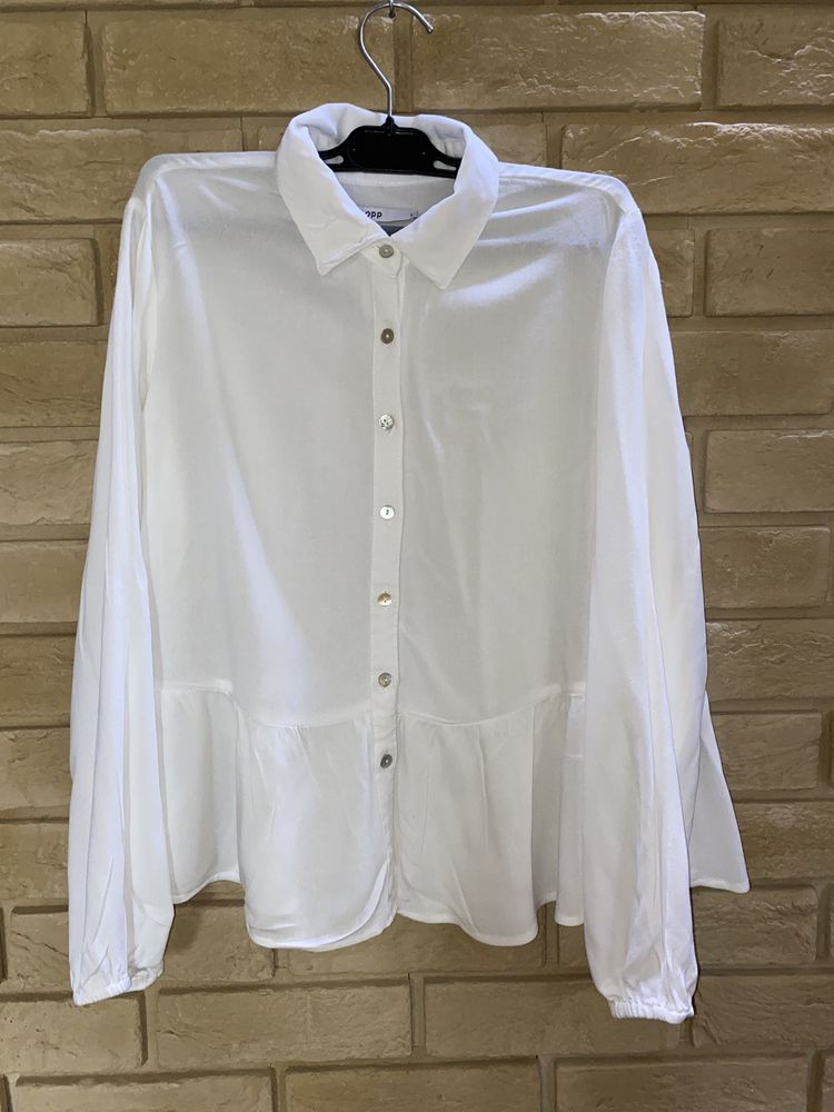 Biała koszula z falbanką rozmiar S