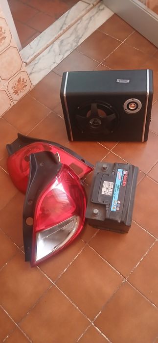 Farolim renault clio 2007 bateria sobwoofer em bom sime novo