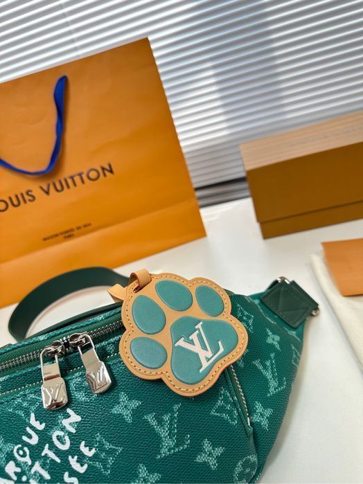 Банака Louis Vuitton зеленая monogram shadow  сумка