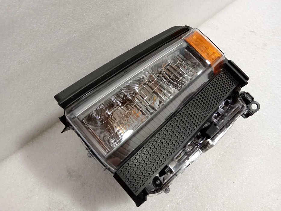 Фара права оригінал бу Toyota Land Cruiser Prado 250 2024-