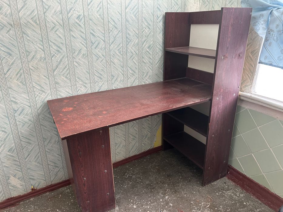 Офісна мебель різного фасони у гарному стані