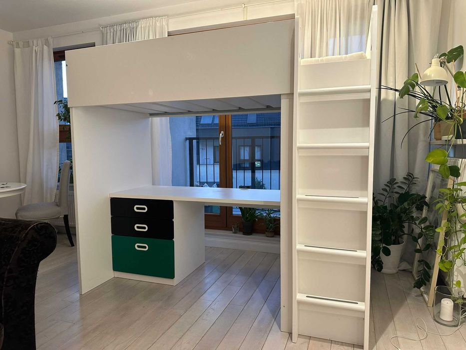 Łóżko z antresolą i biurkiem Ikea Smastad. Z materacem