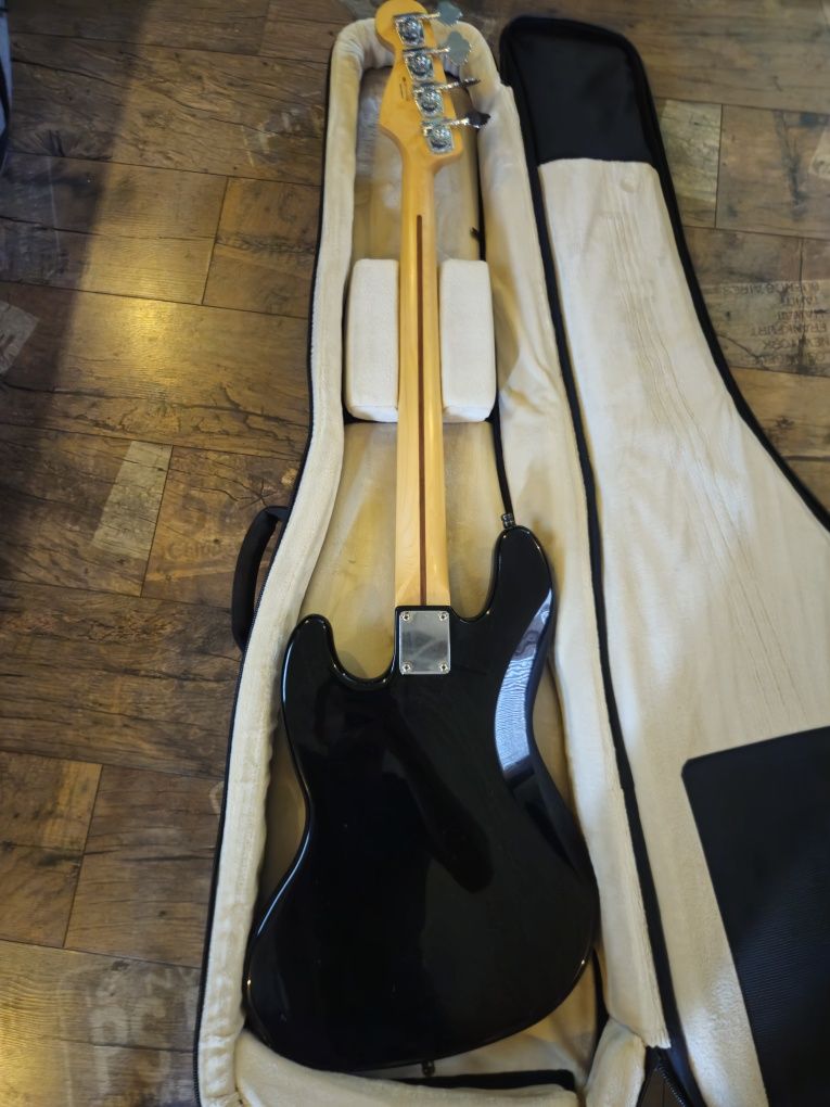 Fender Standard Jazz Bass®, Maple Fingerboard, Black