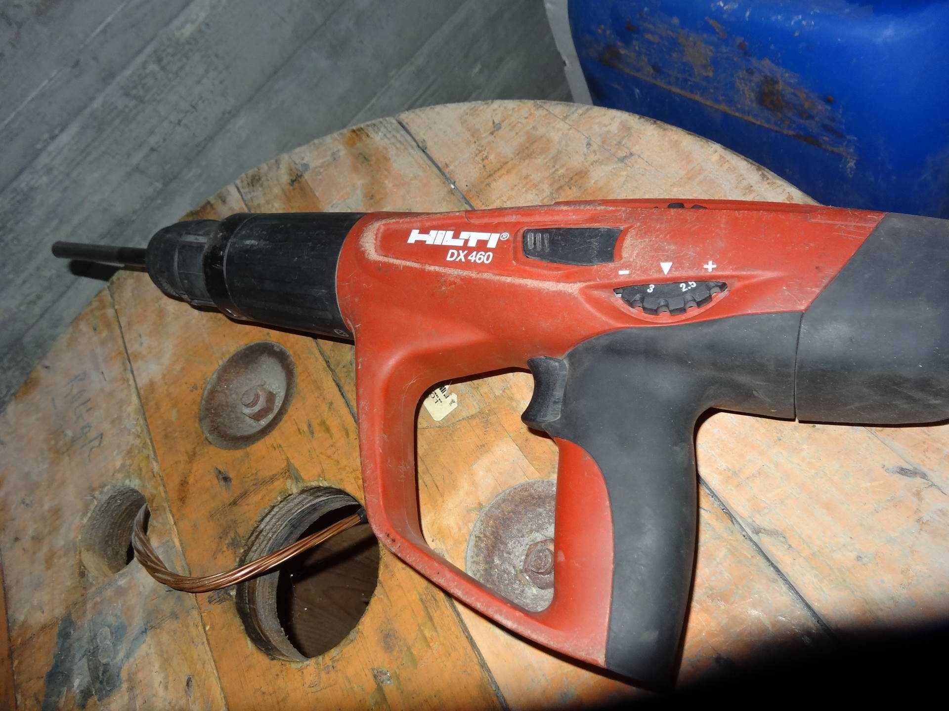 Máquina de pregos Hilti DX460 e serra de sabre Hilti SR4-A22