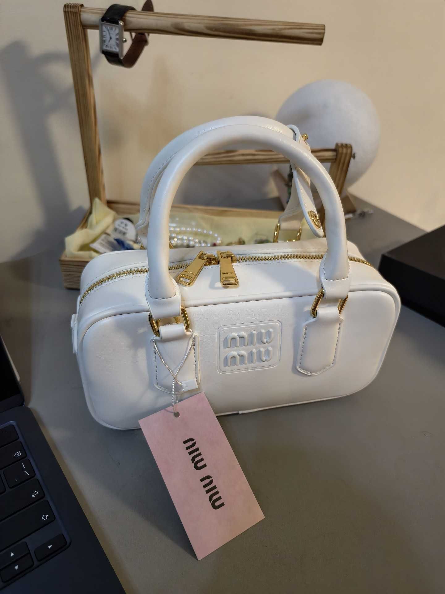 Miu Miu biała torba - letni must-have 2024