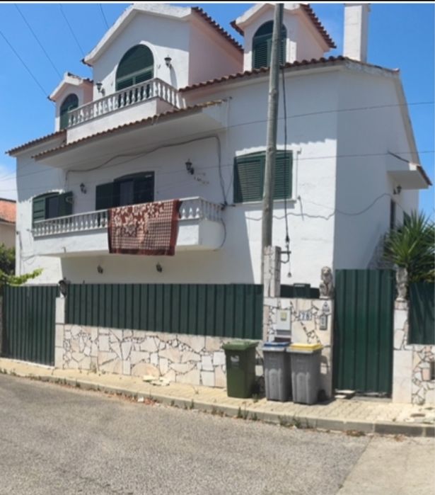 Moradia t5 charneca da caparica com mais 2 imoveis  alugados 1500€