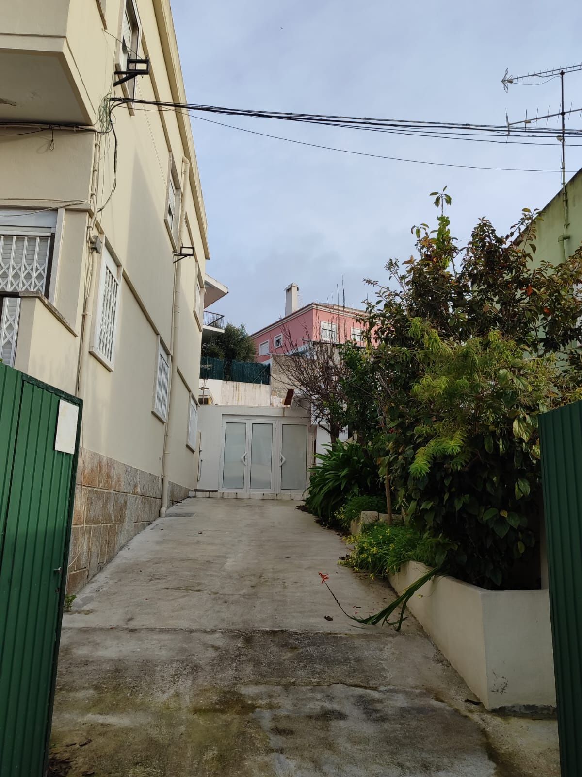Andar de Moradia T3 + 1 na Amadora Central, estacionamento 2 carros