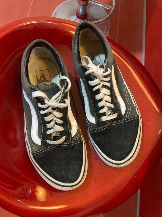 Vans pretos e brancos