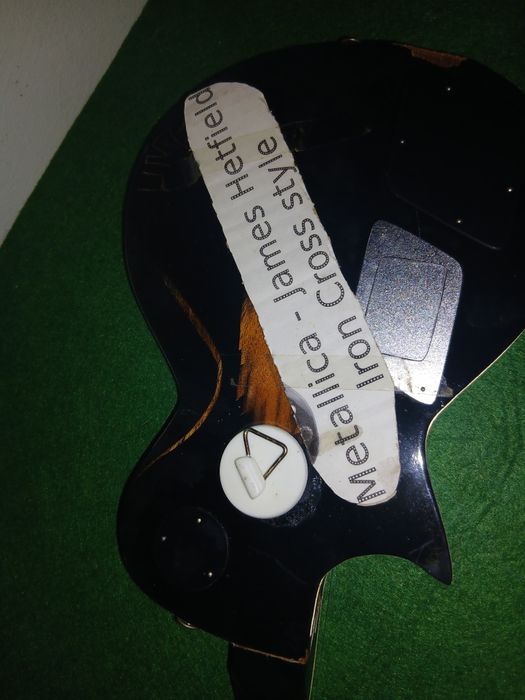 Guitarra em minitura  por 25 €