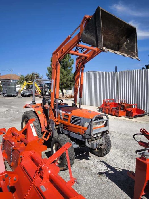 Trator Kioti DK45 com Carregador Frontal
