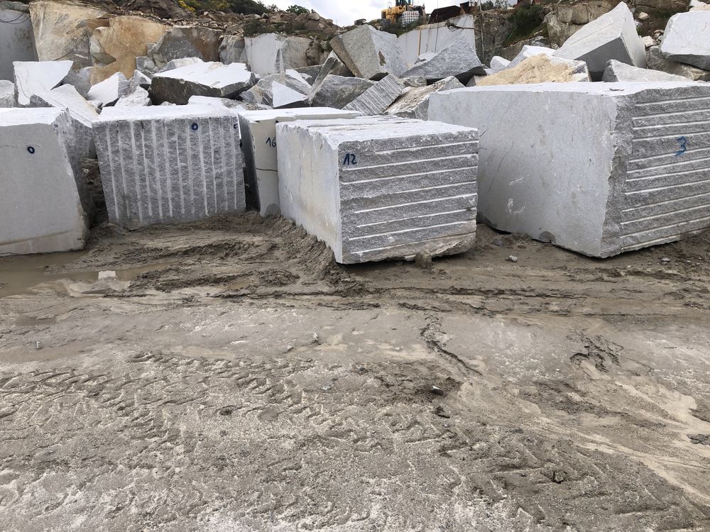 Blocos e semi blocos de granito cinza pinhel