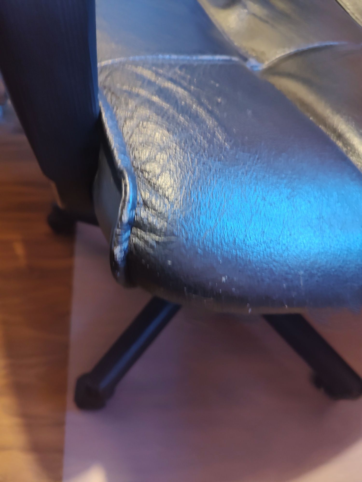 Fotel biurowy w dobrym stanie
