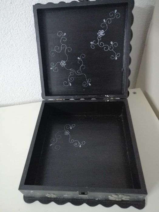 Caixa de madeira com aplicações em estanho