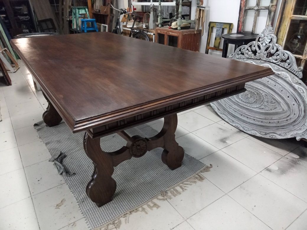 Mesa antiga de salão