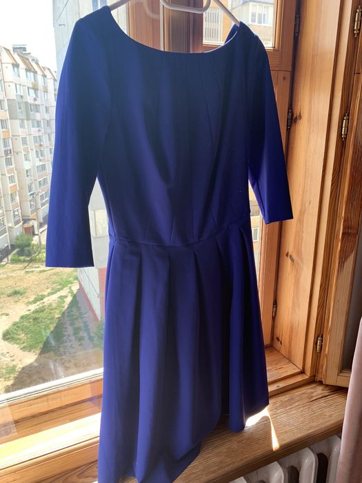 Сукня кольору електро