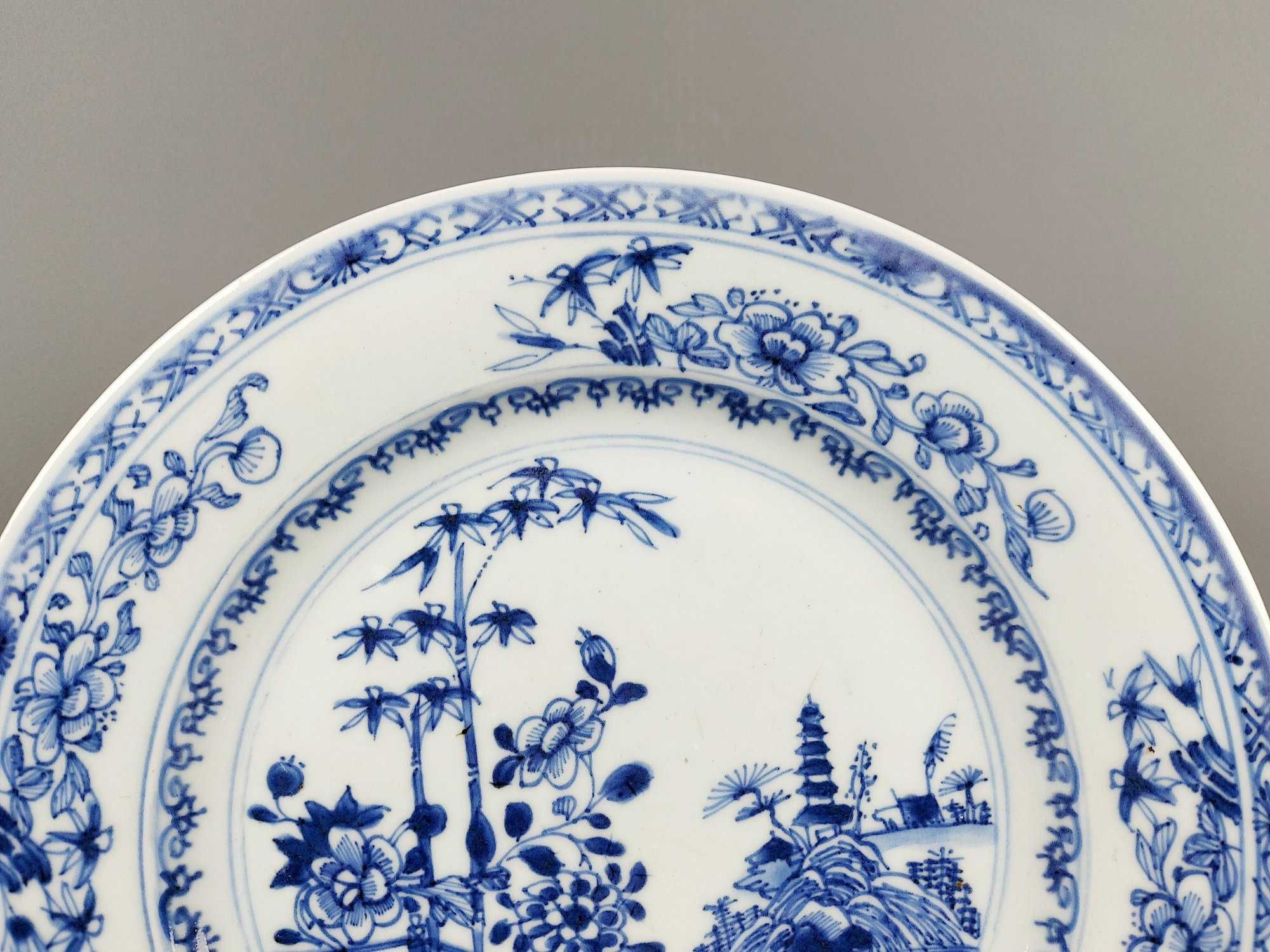 Prato porcelana China exportação período Kangshi azul e branco S.XVIII