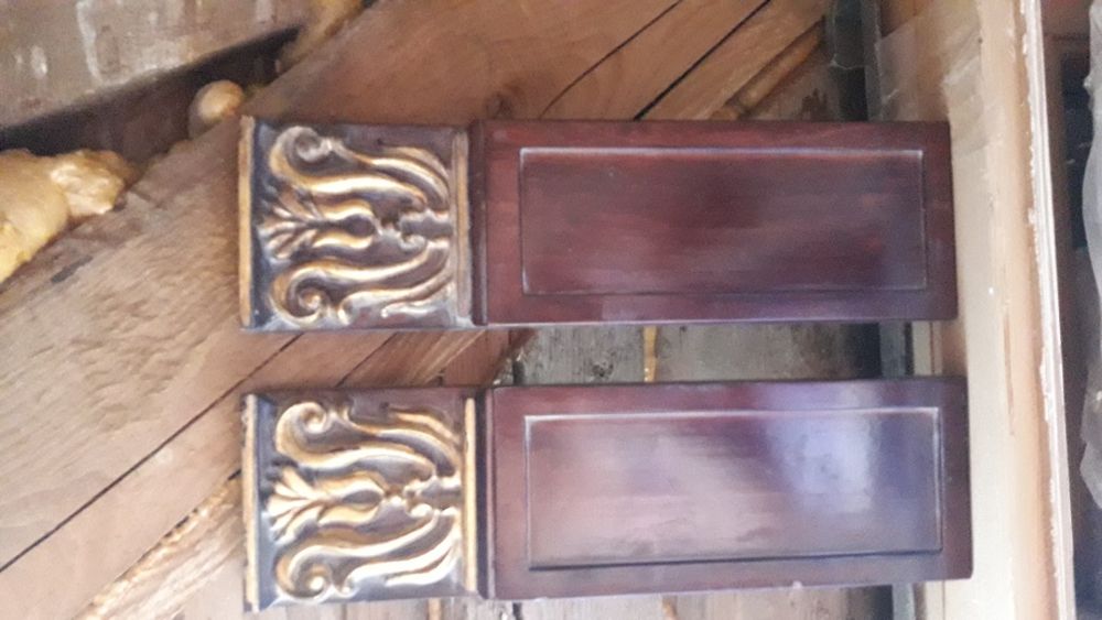 Колони деревяні із золотистими елементами