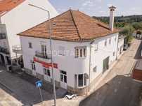 Espaço comercial com 2 casas de habitação no centro da vila
