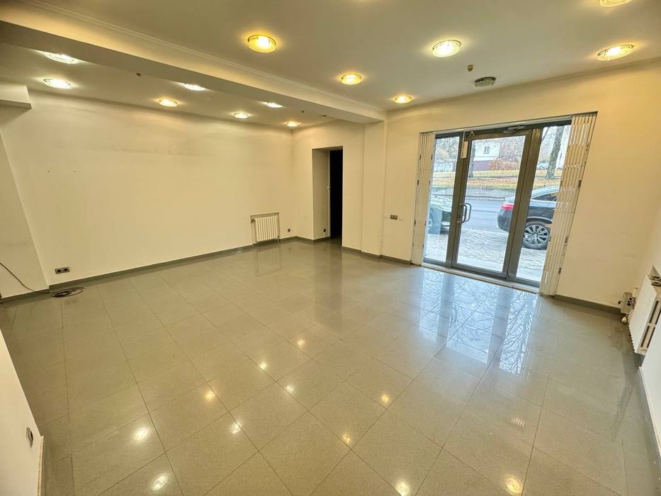 Сдам магазин на красной линии пр.Поля отдельный вход