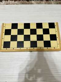 Настільна гра дерев’яні шахи, нарди і шашки