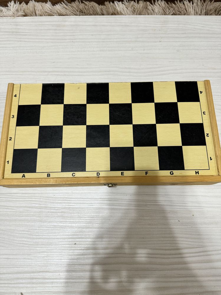 Настільна гра дерев’яні шахи, нарди і шашки