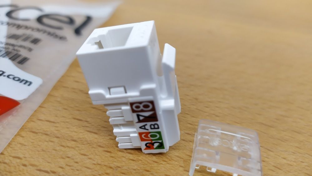 Conetor RJ 45 novo