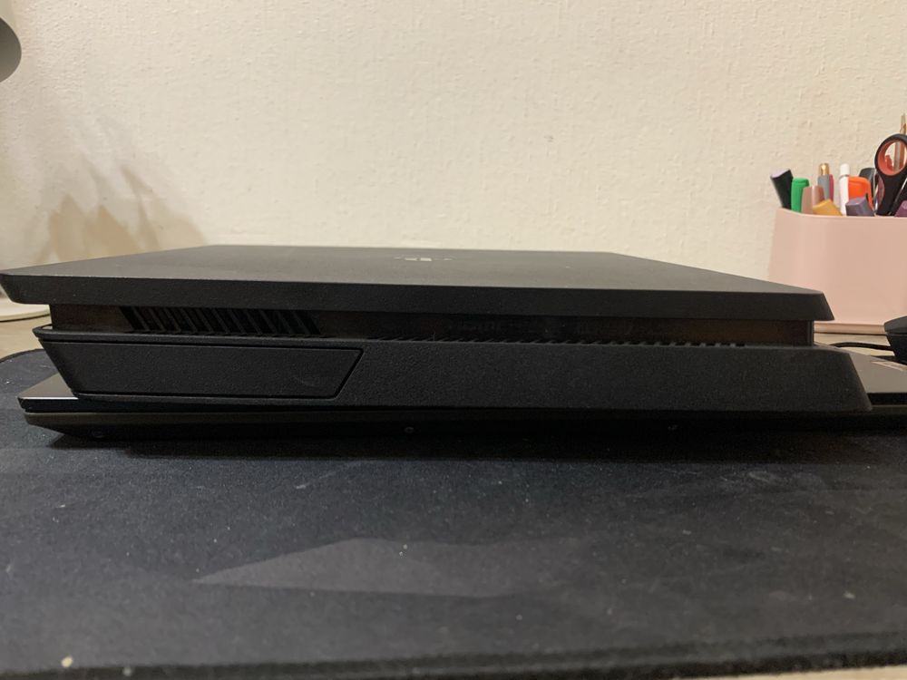 PlayStation 4 1TB Slim 2 геймпади
