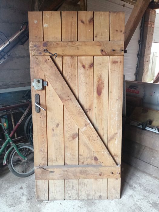 Drzwi drewniane z ościeżnicą