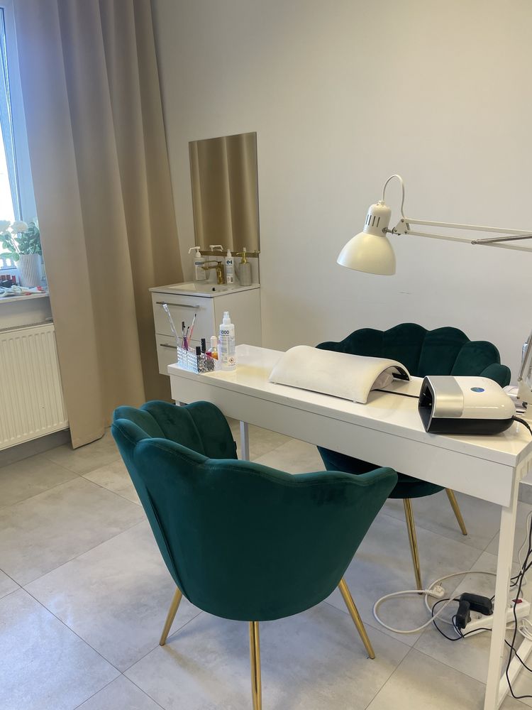 Podnajme stanowisko do przedłużania włosow , stylizacji  brwi, make up
