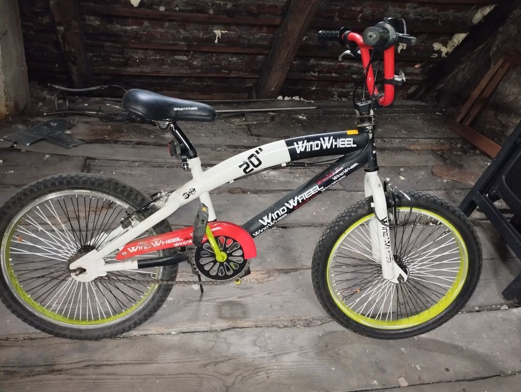 Rower BMX wraz z 4-ma pegami