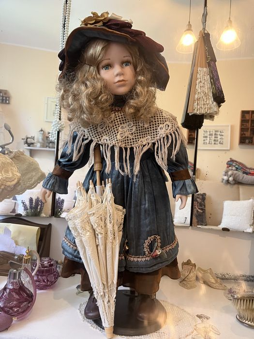 Duża lala z parasolką vintage kolekcjonerska