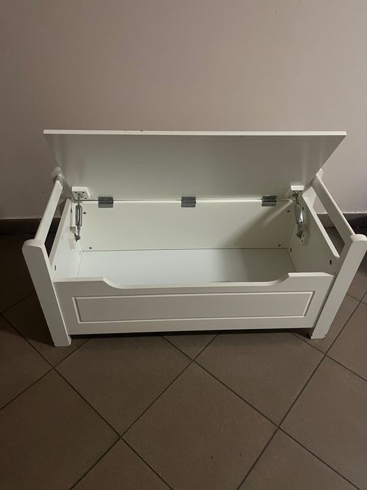 Biały drewniany kuferek