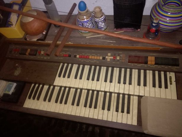 Órgão de dois teclados