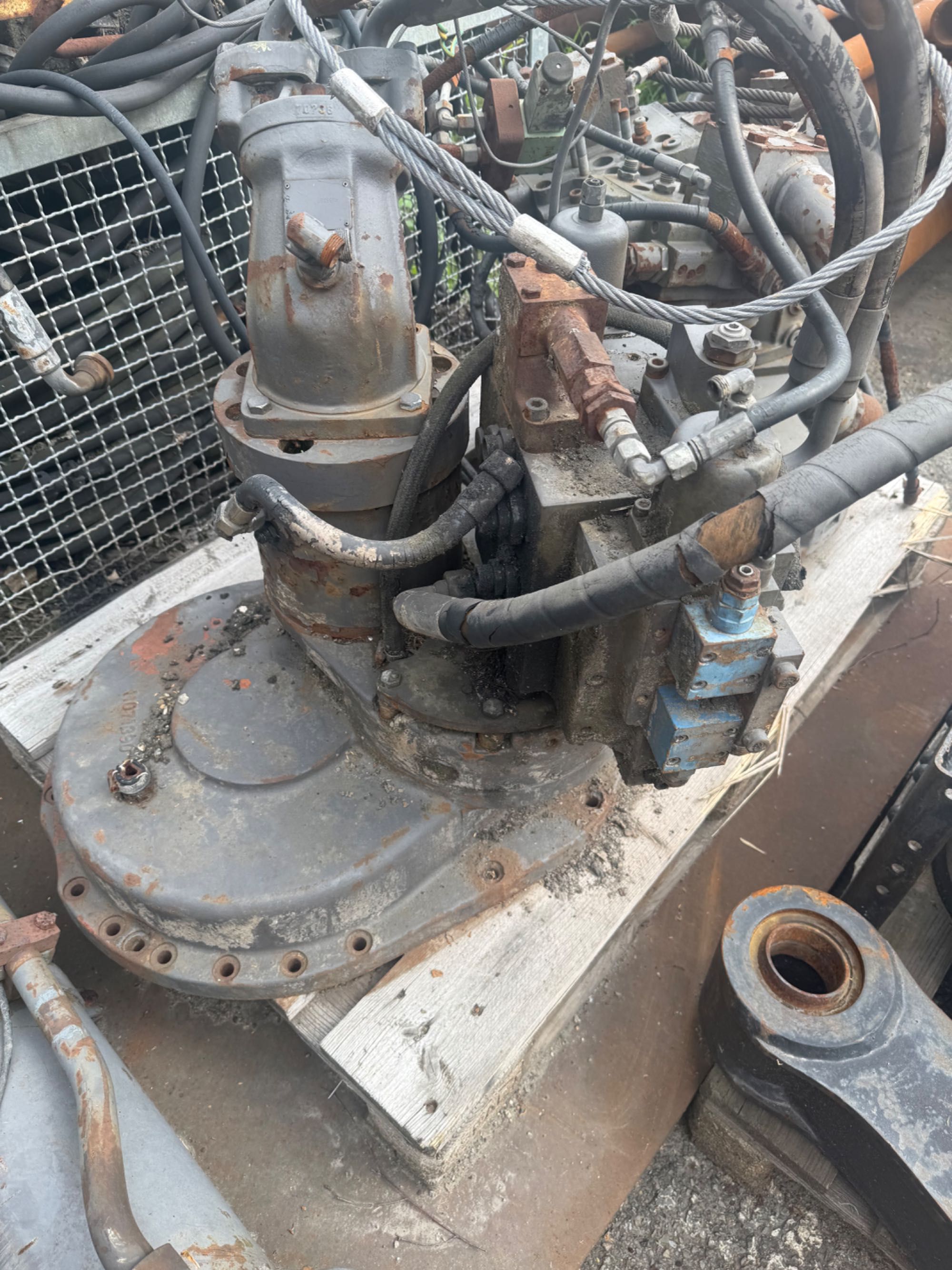 Pompa hydrauliczną i rozdzielacz do koparki Akerman Volvo ec 230