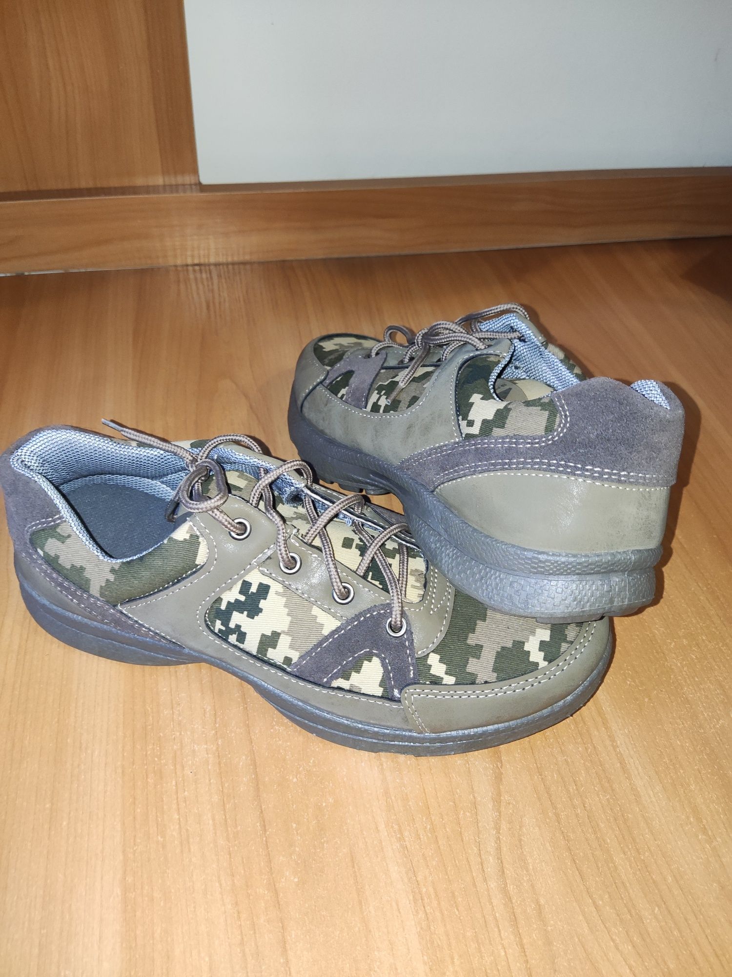 Чоловічі кросівки для військових